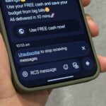 Ícone do Mensagens do Google no centro, cercado por símbolos para bate-papos fixados, mensagens marcadas com estrela e envio agendado, com uma pessoa segurando um smartphone na parte inferior.