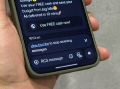 Sempre adorei esse recurso genial do Mensagens do Google – mas parei de usá-lo Ícone do Mensagens do Google no centro, cercado por símbolos para bate-papos fixados, mensagens marcadas com estrela e envio agendado, com uma pessoa segurando um smartphone na parte inferior.