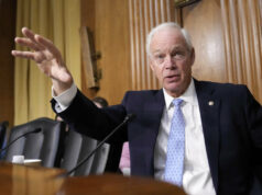 Senador republicano transforma ataque de Ilhan Omar em ataque a imigrantes FILE - A healthcare worker prepares a shot of the Pfizer COVID-19 vaccine in La Paz, Bolivia, Jan. 7, 2025. (AP Photo/Juan Karita, File)