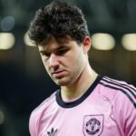 Benjamin Sesko salta para o Manchester United.