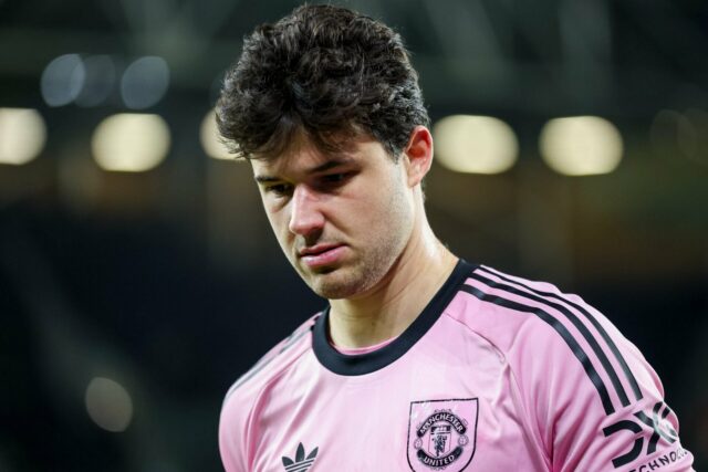 Benjamin Sesko salta para o Manchester United.