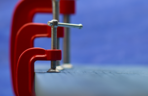 Sete maneiras inteligentes de usar braçadeiras C em casa Sete maneiras inteligentes de usar braçadeiras C em casa