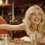 Seth Meyers lança 7 minutos de filmagem bônus de Day Drinking com Sabrina Carpenter