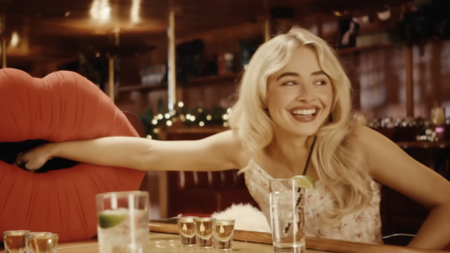 Seth Meyers lança 7 minutos de filmagem bônus de Day Drinking com Sabrina Carpenter
