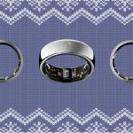 Mão com esmalte roxo claro usando um anel de prata.