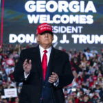 O presidente eleito Donald Trump, à direita, e o ex-prefeito de Nova York Rudy Giuliani posam para fotos enquanto Giuliani chega ao clube Trump National Golf Club Bedminster, domingo, 20 de novembro de 2016, em Bedminster, NJ. (Foto AP/Carolyn Kaster)