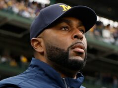 Sherrone Moore acusado de invasão de casa, perseguição, arrombamento e invasão Sherrone-Moore-livestream-2