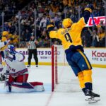 Filip Forsberg, do Nashville Predators, comemora um gol contra o goleiro do New York Rangers, Jonathan Quick.