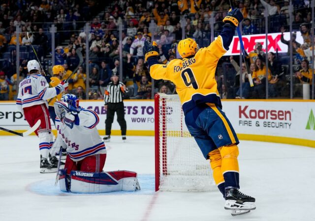 Filip Forsberg, do Nashville Predators, comemora um gol contra o goleiro do New York Rangers, Jonathan Quick.
