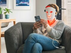 Sim, o Walmart está vendendo uma máscara de terapia de luz vermelha acessível LOS ANGELES, CALIFÓRNIA - 30 DE JANEIRO: Reese Witherspoon participa de photocall para Netflix