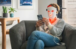 Sim, o Walmart está vendendo uma máscara de terapia de luz vermelha acessível LOS ANGELES, CALIFÓRNIA - 30 DE JANEIRO: Reese Witherspoon participa de photocall para Netflix