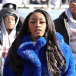 Simone Biles permanece aquecida com casaco peludo personalizado para o jogo dos ursos do marido