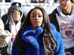 Simone Biles permanece aquecida com casaco peludo personalizado para o jogo dos ursos do marido Simone Biles permanece aquecida com casaco peludo personalizado para o jogo dos ursos do marido