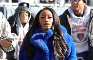 Simone Biles permanece aquecida com casaco peludo personalizado para o jogo dos ursos do marido Simone Biles permanece aquecida com casaco peludo personalizado para o jogo dos ursos do marido