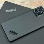 Motorola Razr Ultra ao lado de um laço vermelho