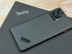 Sinto falta do Motorola ThinkPhone – e é por isso que estou otimista sobre o que vem a seguir Motorola Razr Ultra ao lado de um laço vermelho