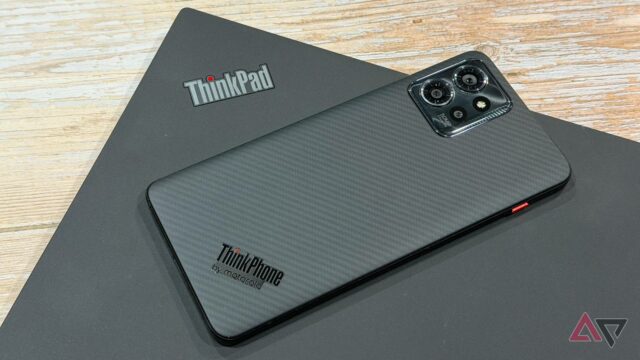 Sinto falta do Motorola ThinkPhone – e é por isso Motorola Razr Ultra ao lado de um laço vermelho