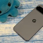 Google Pixel 10 e um Samsung Galaxy s25 na frente de um logotipo verde estilizado do Android.