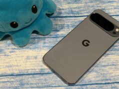 Sinto muito, o Google teve um ano melhor do que você está disposto a admitir Google Pixel 10 e um Samsung Galaxy s25 na frente de um logotipo verde estilizado do Android.