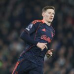 Elliot Anderson jogando contra o Tottenham Hotspur