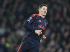 Sir Jim Ratcliffe pode ter dado ao Manchester United vantagem na corrida para contratar Elliot Anderson Elliot Anderson jogando contra o Tottenham Hotspur