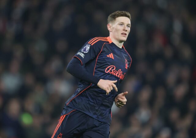 Elliot Anderson jogando contra o Tottenham Hotspur