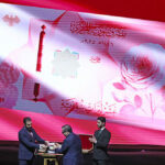 O presidente da Síria, Ahmed al-Sharaa (L) e o chefe do banco central da Síria, Abdul Qadir al-Hasriya (R), estão entre as novas notas monetárias renovadas do país no Palácio de Conferências na capital síria, Damasco, em 29 de dezembro de 2025. O chefe do banco central da Síria disse em 25 de dezembro que a moeda do país começaria a ser substituída por uma versão renovada a partir de 1º de janeiro, enquanto Damasco tenta relançar sua economia após emergir do governo do líder deposto Bashar al-Assad no ano passado. (Foto de Bakr ALkasem/AFP via Getty Images)