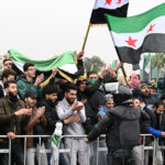 Sírios reúnem-se para assinalar um ano desde a queda do regime de Assad