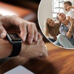 Close de uma pessoa verificando um smartwatch.