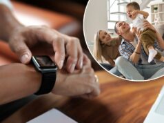 Sistema smartwatch inovador reduz os acessos de raiva das crianças – é assim que funciona Close de uma pessoa verificando um smartwatch.