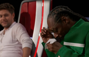 Snoop Dogg levado às lágrimas pelo líder de ‘The Voice’ Ralph Edwards com versão de ‘A Song for You’ | Clipe Exclusivo Jogar