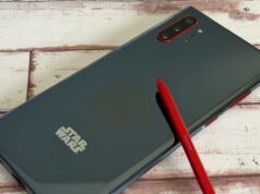 Só preciso de uma coisa da Samsung no próximo ano, e não é o que você pensa Um Samsung Galaxy Note 9 e um Galaxy S25 Ultra lado a lado em um azulejo florido com um pelúcia azul