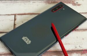 Só preciso de uma coisa da Samsung no próximo ano, e não é o que você pensa Um Samsung Galaxy Note 9 e um Galaxy S25 Ultra lado a lado em um azulejo florido com um pelúcia azul