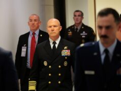 Sobreviventes iniciais do ataque Double-Tap não tinham backup de rádio: relatório Adm. Frank Bradley departs from the U.S. Capitol after closed door classified meetings to discuss the strikes on suspected drug boats, December 4, 2025 in Washington, DC. (Photo by Anna Moneymaker/Getty Images)