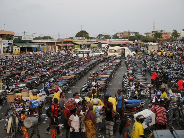 Soldados aparecem na televisão estatal do Benin anunciando aparente golpe Soldados aparecem na televisão estatal do Benin anunciando aparente golpe