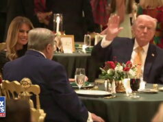 Solitário Trump, 79 anos, suporta jantar estranho na véspera de Natal Yahoo news home