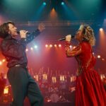 'Song Sung Blue', estrelado por Hugh Jackman e Kate Hudson, é um cinema brega e reconfortante com notas agridoces