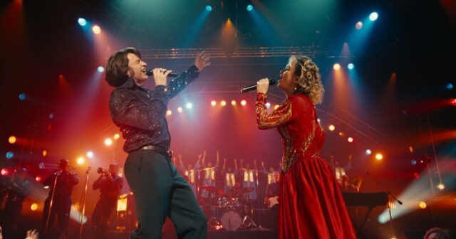 'Song Sung Blue', estrelado por Hugh Jackman e Kate Hudson, é um cinema brega e reconfortante com notas agridoces
