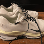 Sou um corredor e estes tênis de corrida resistentes à água são uma virada de jogo