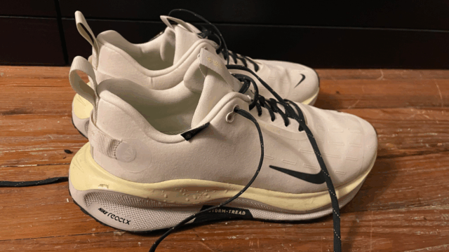 Sou um corredor e estes tênis de corrida resistentes à Sou um corredor e estes tênis de corrida resistentes à água são uma virada de jogo