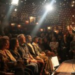 Spesh traz a comédia alternativa dos bastidores das cafeterias para o mainstream