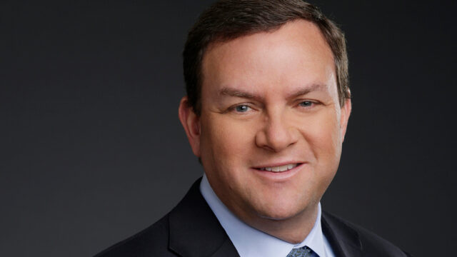Spin-off Versant da Comcast da NBCU deve ser fechado em NBCUNIVERSAL EXECUTIVES -- Pictured: Mark Lazarus, Chairman, NBCUniversal Television and Streaming (Photo by: Heidi Gutman/NBCUniversal)