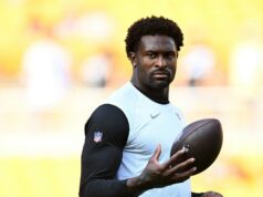 Steelers WR DK Metcalf briga com torcedor nas arquibancadas durante o jogo DK Metcalf, do Pittsburgh Steelers, revela que ele e Normani estão noivos durante coletiva de imprensa