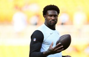 Steelers WR DK Metcalf briga com torcedor nas arquibancadas durante o jogo DK Metcalf, do Pittsburgh Steelers, revela que ele e Normani estão noivos durante coletiva de imprensa