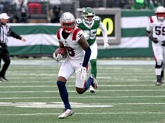 Stefon Diggs, estrela dos Patriots, acusado de estrangulamento e agressão em choque da NFL O wide receiver do Patriots, Stefon Diggs (8), corre com a bola no campo.