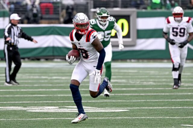 Stefon Diggs, estrela dos Patriots, acusado de estrangulamento e agressão O wide receiver do Patriots, Stefon Diggs (8), corre com a bola no campo.