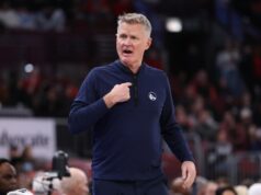 Steve Kerr aborda possível saída de Kuminga do Warriors Jonathan Kuminga, do Golden State Warriors, à direita, dirige contra Jaylon Tyson, do Cleveland Cavaliers, à esquerda, durante a primeira metade de um jogo de basquete da NBA em Cleveland, sábado, 6 de dezembro de 2025. (AP Photo/Phil Long)