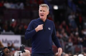 Steve Kerr aborda possível saída de Kuminga do Warriors Jonathan Kuminga, do Golden State Warriors, à direita, dirige contra Jaylon Tyson, do Cleveland Cavaliers, à esquerda, durante a primeira metade de um jogo de basquete da NBA em Cleveland, sábado, 6 de dezembro de 2025. (AP Photo/Phil Long)