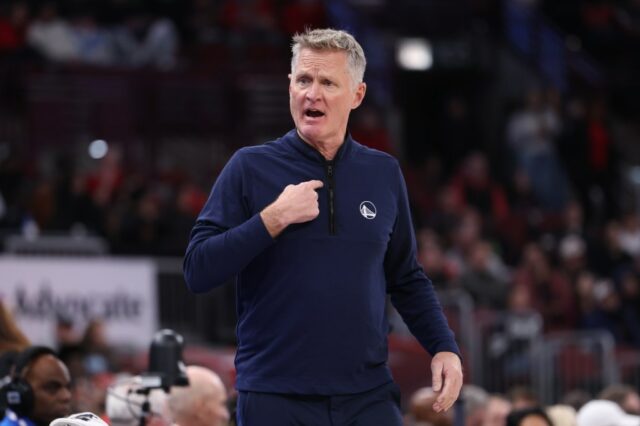 Steve Kerr aborda possível saída de Kuminga do Warriors Jonathan Kuminga, do Golden State Warriors, à direita, dirige contra Jaylon Tyson, do Cleveland Cavaliers, à esquerda, durante a primeira metade de um jogo de basquete da NBA em Cleveland, sábado, 6 de dezembro de 2025. (AP Photo/Phil Long)