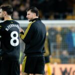 Mason Mount comemora durante a partida da Premier League entre Wolves e Manchester United em Molineux em 2025 em Wolverhampton, Inglaterra.